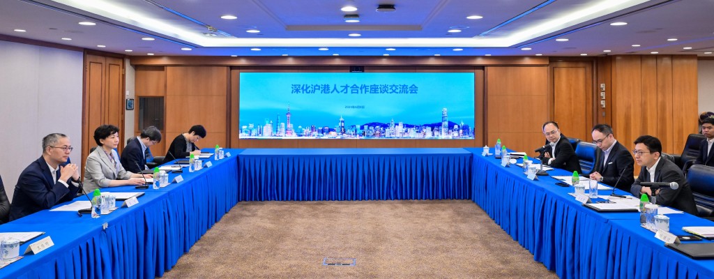 孙玉菡（右一）与上海市委常委、组织部部长张为（左一）会面，就加强合作的范畴交换意见。政府新闻处