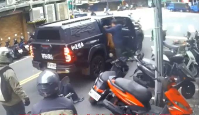 徐姓饲主将咬人的比特犬捉回上车。中时