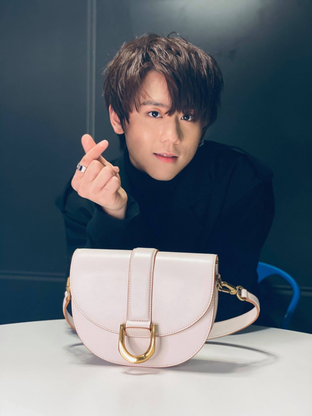 Mirror成員姜濤亦曾為品牌經典設計的Gabine手袋加持。（圖片來源：Keung_Show Instagram）