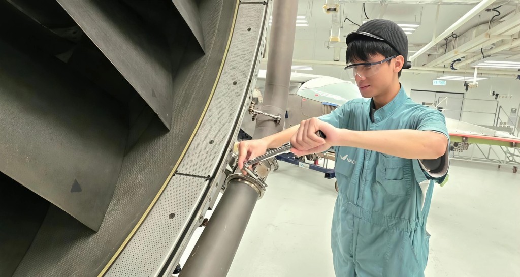 在香港飛機工程公司(HAECO)擔任見習飛機維修員的鍾杰衡,獲公司支持參賽。 在香港飛機工程公司(HAECO)擔任見習飛機維修員的鍾杰衡,獲公司支持參賽。
