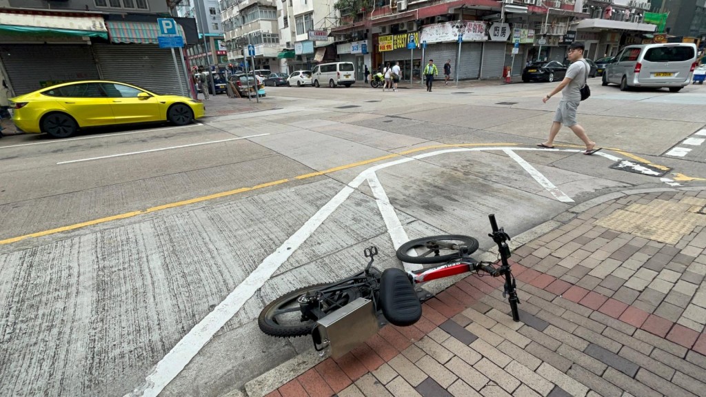 電動單車倒在地上。 電動單車倒在地上。