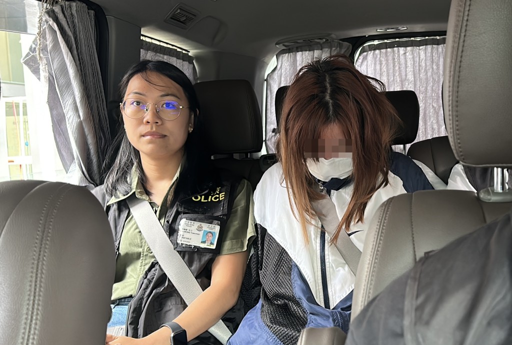 涉案女子被帶走。劉漢權攝 涉案女子被帶走。劉漢權攝