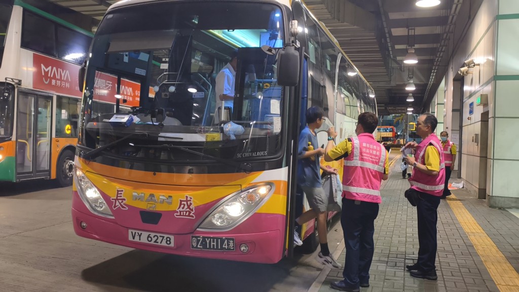 接駁巴士接載受影響乘客。徐裕民攝 接駁巴士接載受影響乘客。徐裕民攝