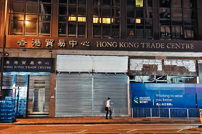 上環鬧市剛見一間銀行即將新開據點,德輔道中161至167號香港貿易中地下161及163號地舖,現場已圍上木板,舖位正在裝修中 上環鬧市剛見一間銀行即將新開據點,德輔道中161至167號香港貿易中地下161及163號地舖,現場已圍上木板,舖位正在裝修中
