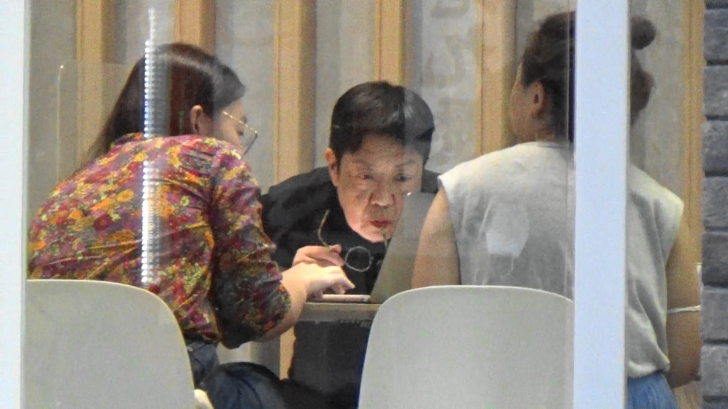 導演除低眼鏡睇電腦。