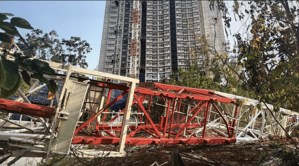 運輸署周四晚（19日）表示，因葵涌致命意外，大窩口道來回方向介乎石頭街與上角街之間全線仍然封閉，駕駛人士需改用其他道路。