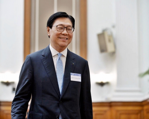 馬時亨續任港鐵主席半年。