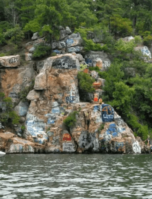 巴雷托与朋友前往当地著名景点“烟囱岩”（Chimney Rock）进行跳水活动，该处一直被形容为刺激爱好者的天堂。X@donfelixspm 