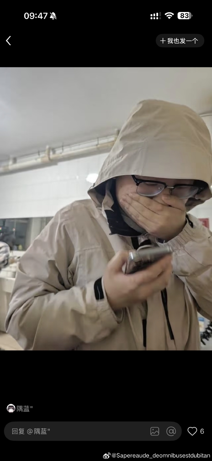 男生事败后用手捂脸。