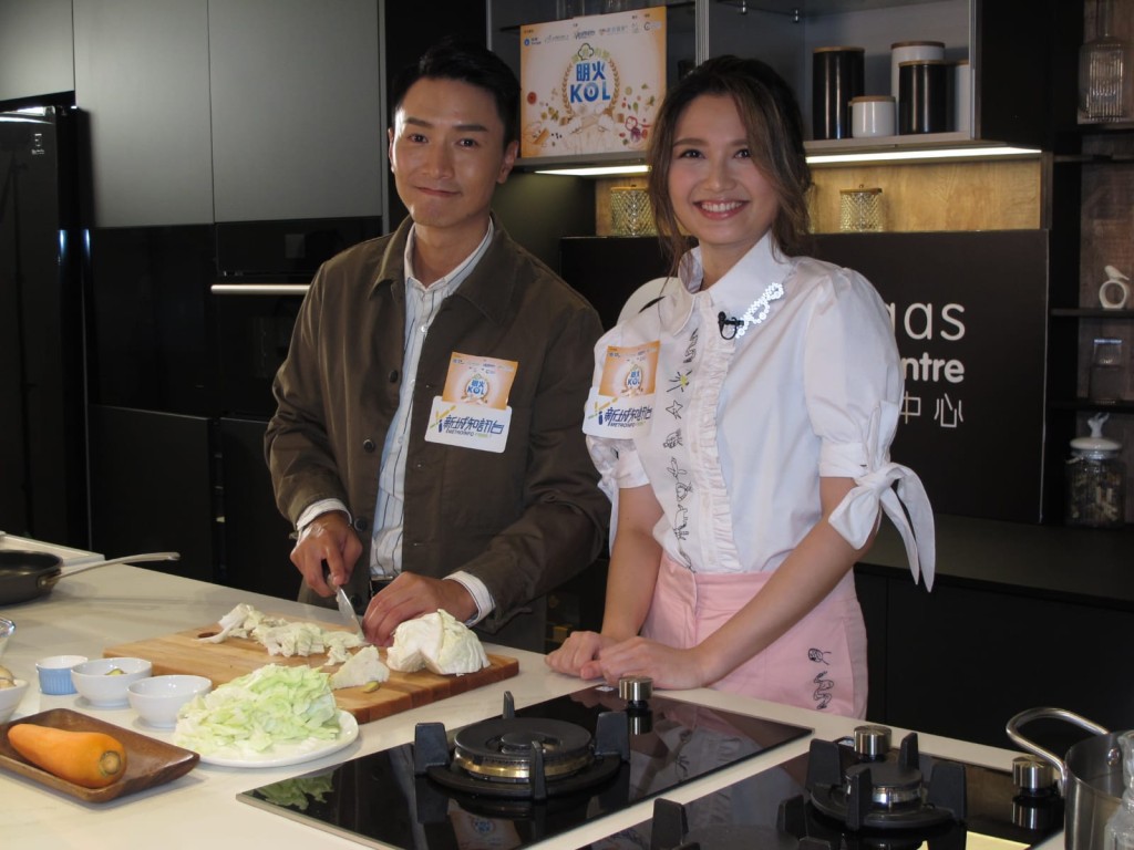 Jason與黃妍為烹飪比賽拍攝宣傳片。