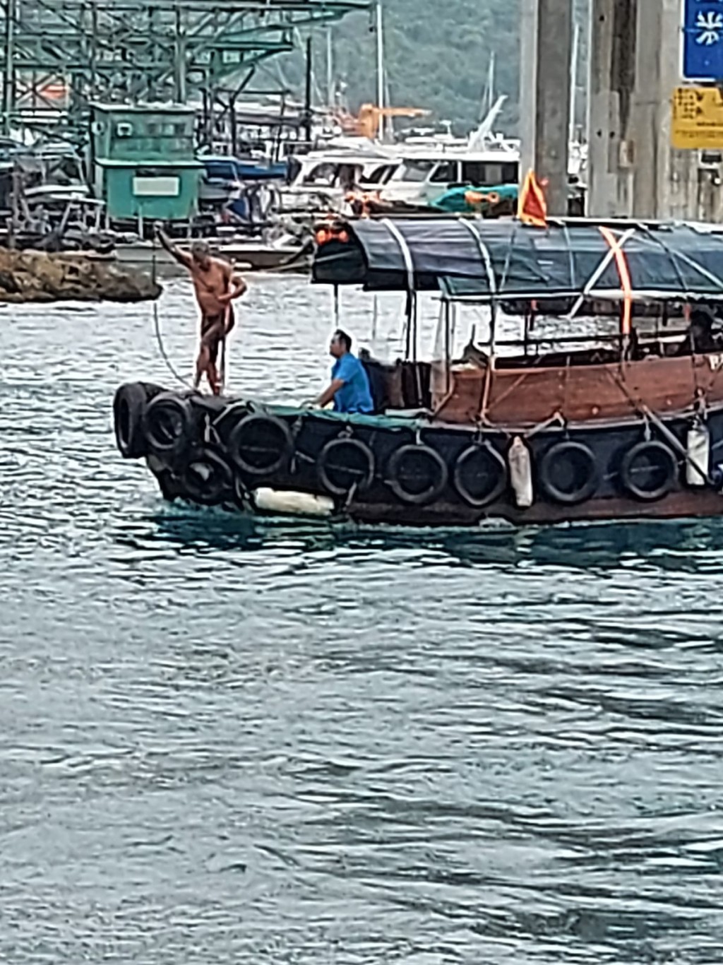 一名男子於鴨脷洲橋上跳海,獲舢舨船家救起。讀者梁先生提供