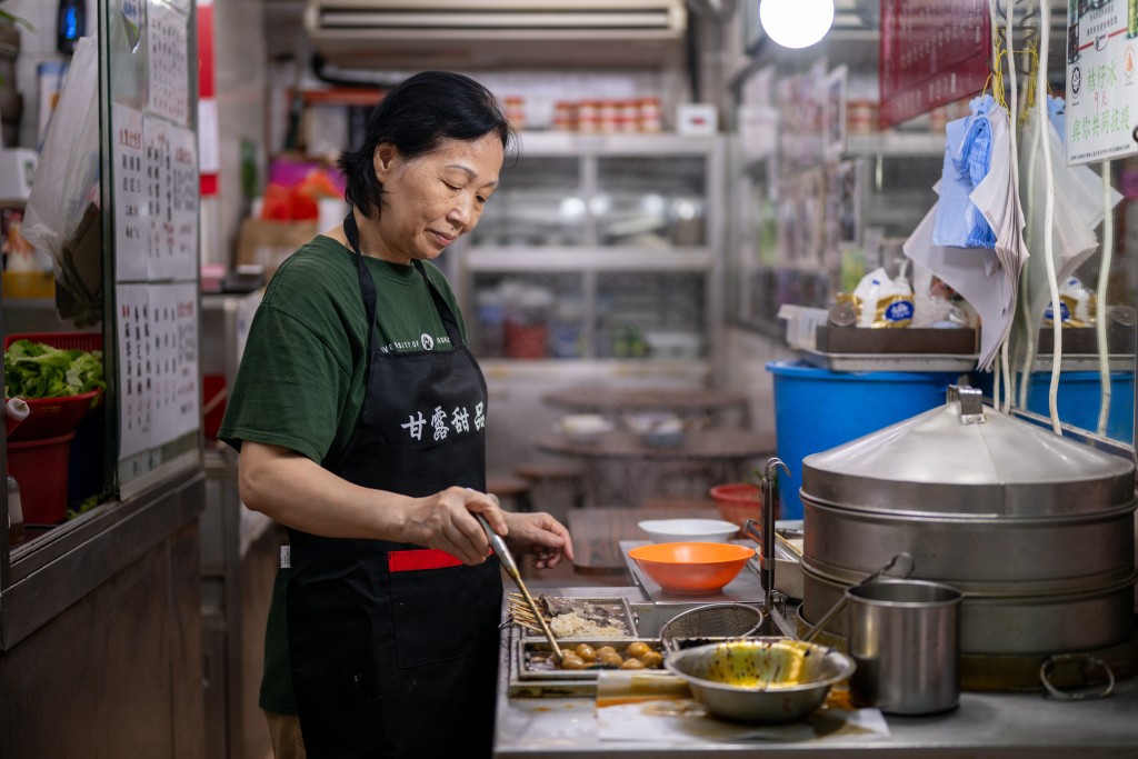 目前店舖由她與兒子輪班經營,兒子主要負責沙嗲醬、芝麻糊及糖水,她亦從旁協助,每日營業超過10小時,但從不計算工時。 目前店舖由她與兒子輪班經營,兒子主要負責沙嗲醬、芝麻糊及糖水,她亦從旁協助,每日營業超過10小時,但從不計算工時。