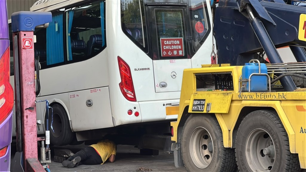 拖車工人拖走小巴。 拖車工人拖走小巴。