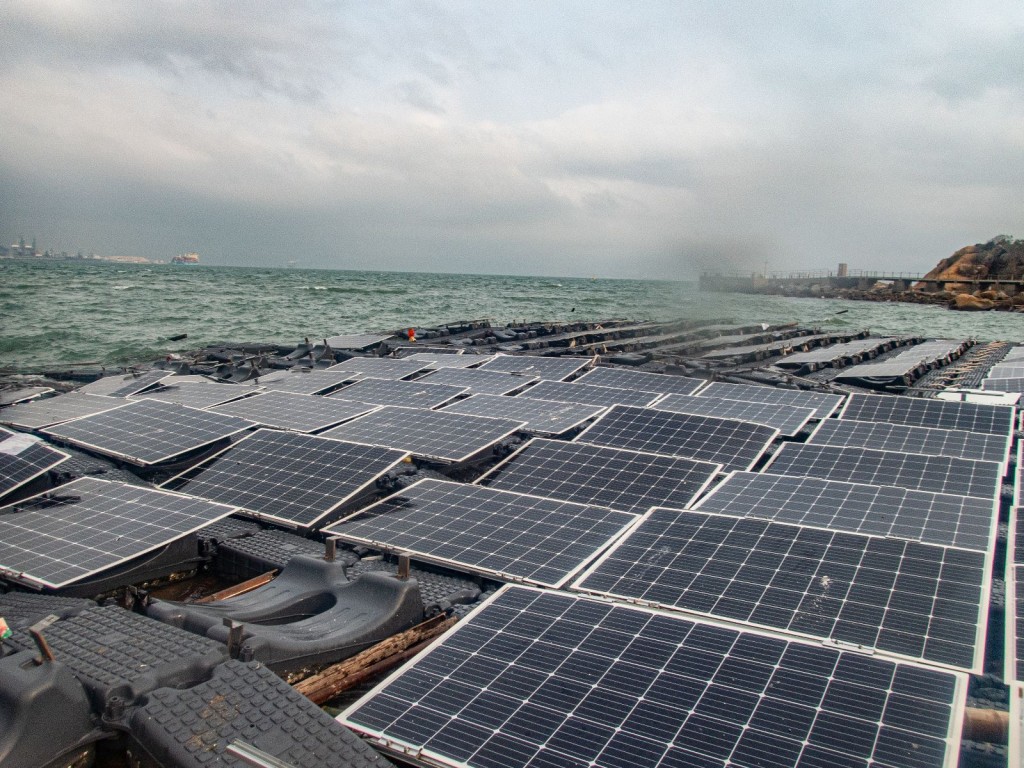 太陽能板有上百塊，由塑膠浮箱連成一大片。海洋拾荒者Kitti提供