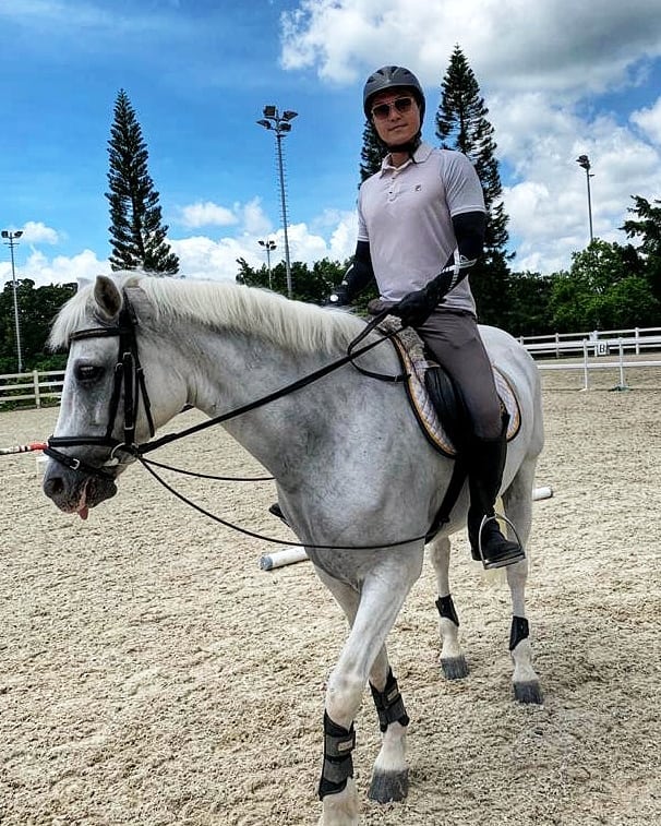 跟老婆去騎馬。