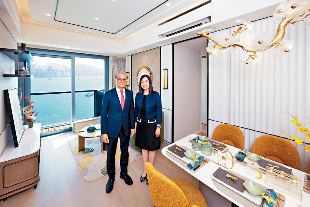 中國海外游偉光（左）表示，維港．灣畔2B期部署短期內推售，傾向先推臨海單位。旁為何家宜。