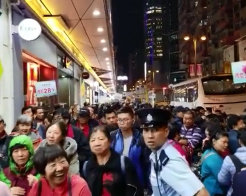  沙咀道街头水泄不通。全心荃湾facebook截图