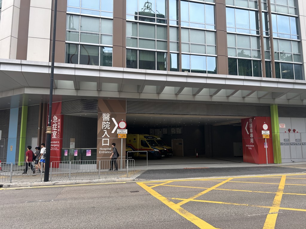 男子由救護車送往廣華醫院搶救。 男子由救護車送往廣華醫院搶救。