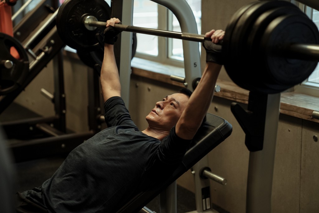 華仔要拍攝一系列做Gym戲，即使做大汗疊細汗，但他都未有言累。