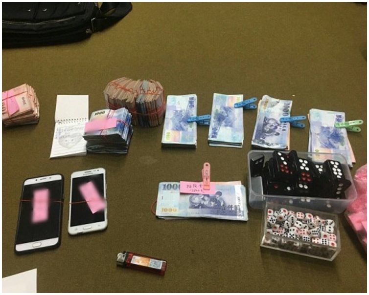 現場是鐵皮屋檢獲一批天九牌及賭款等證物。