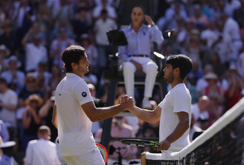 艾卡拉斯經歷四盤激戰，決勝局以8：6贏弗里茲。路透社