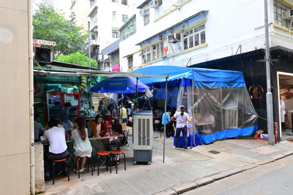 香港旧式茶档已买少见少，是港人集体回忆。