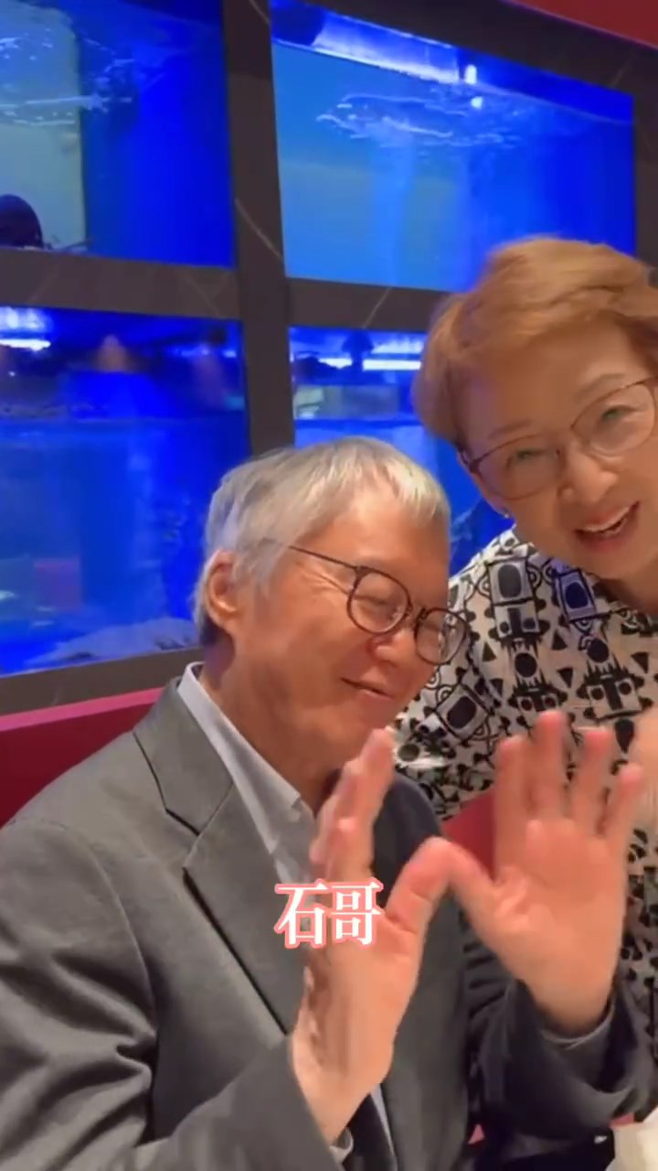 劉千石年近八旬，仍非常精神，被馮素波點名入鏡更現怕醜樣。