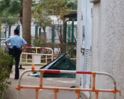 警方以帳篷遮蓋死者遺體。