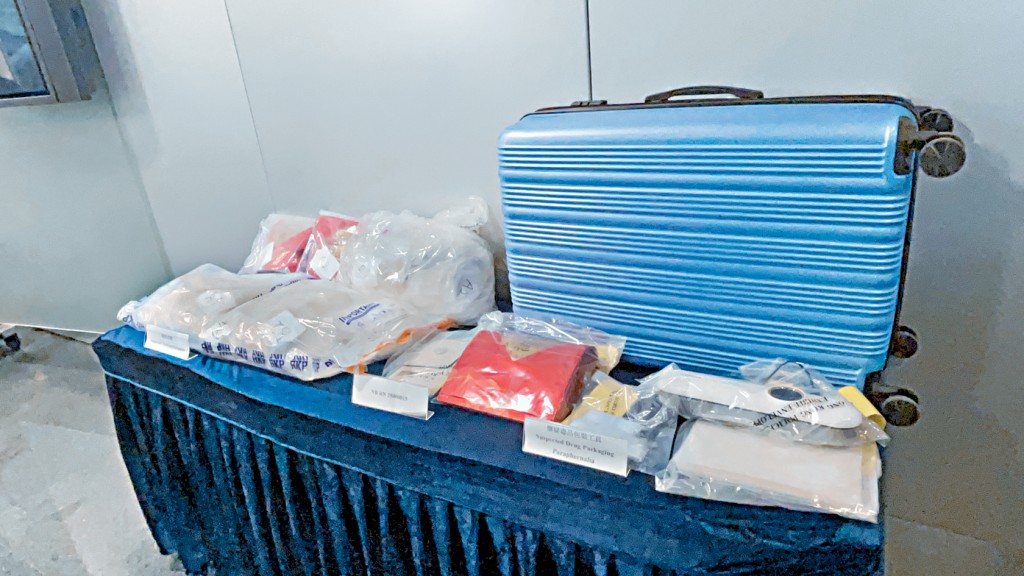 30岁男被告被控一项危险药物的贩运，昨早于屯门法院首次提堂。