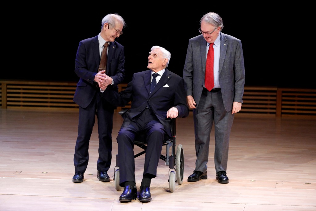 古迪纳夫于2019年得诺贝尔奖化学奖，是诺贝尔奖最年长的得奖