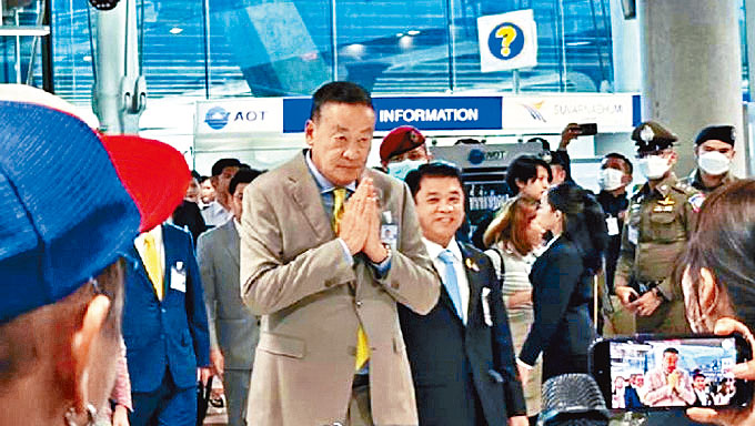 泰国总理赛塔赴机场迎接首批免签中国游客。