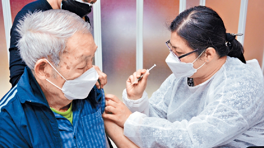 外展隊上門為行動不便的長者打疫苗。資料圖片
