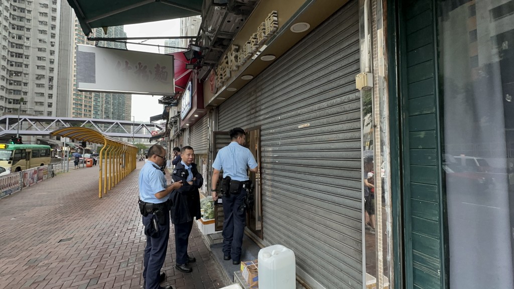 粉面茶餐厅亦遭撬闸爆窃。