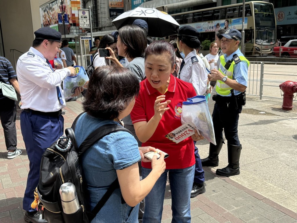 警方於西九龍多個交通意外多發地點進行宣傳教育，向市民派發單張及紀念品，主動向市民講解道路安全要點。
