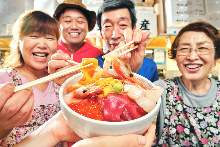 入住OMO5小樽酒店的客人，可信步來到附近的鱗友朝市覓食。