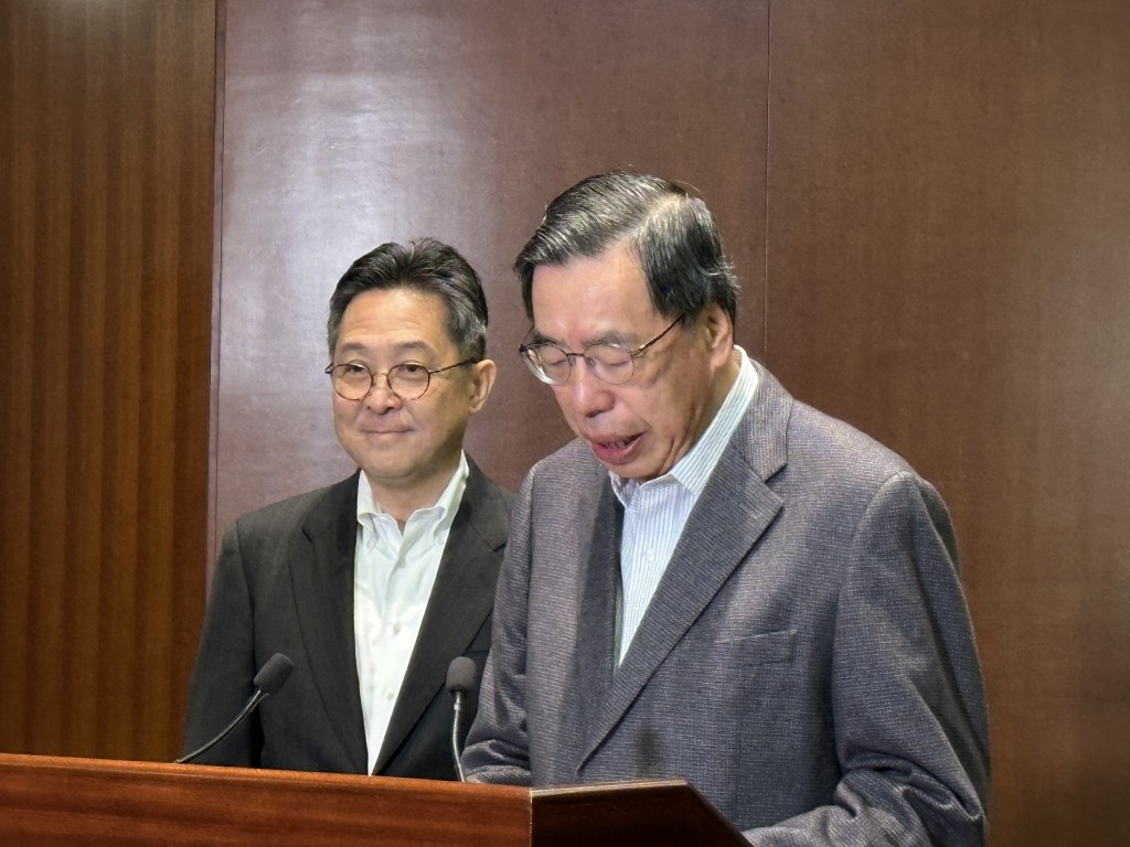 梁君彥（右）公布陳維安（左）退休後的接班安排。（何嘉敏攝）