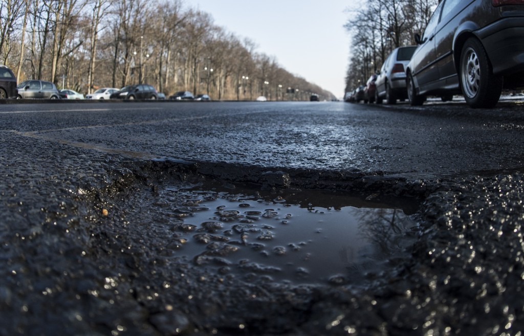 救護車駛過路面一個大坑洞發生劇烈搖晃，其後女事主竟恢復自主呼吸。（示意圖／法新社）