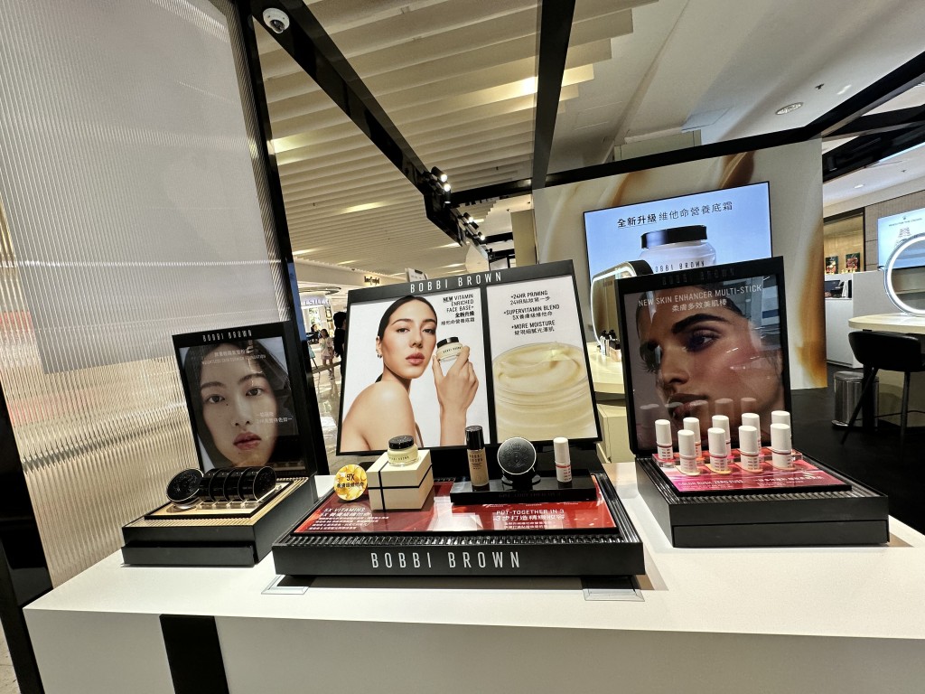 凡体验全新升级维他命营养底霜，即可获得新品体验装及限定购物礼遇。