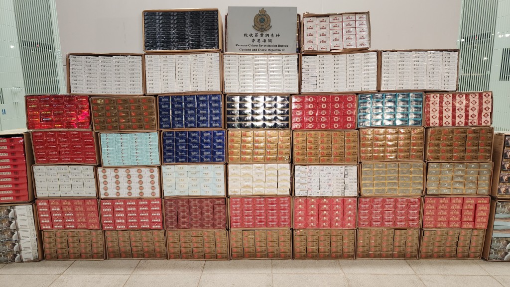 海關檢獲112萬支懷疑私煙，市值約500萬元。黎志偉攝