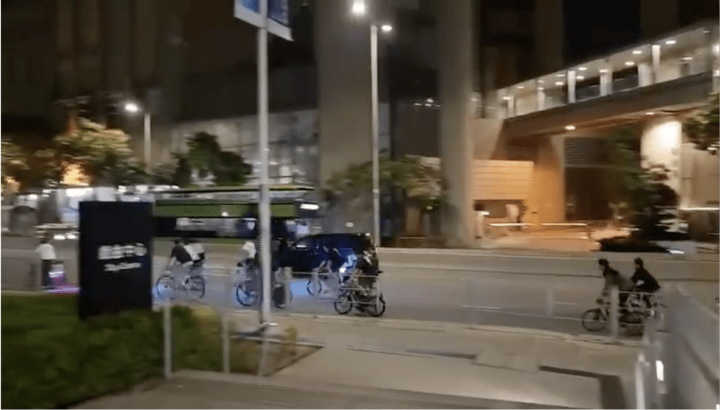 私家車收掣不及將其中一名單車手撞倒。網上片段截圖 私家車收掣不及將其中一名單車手撞倒。網上片段截圖