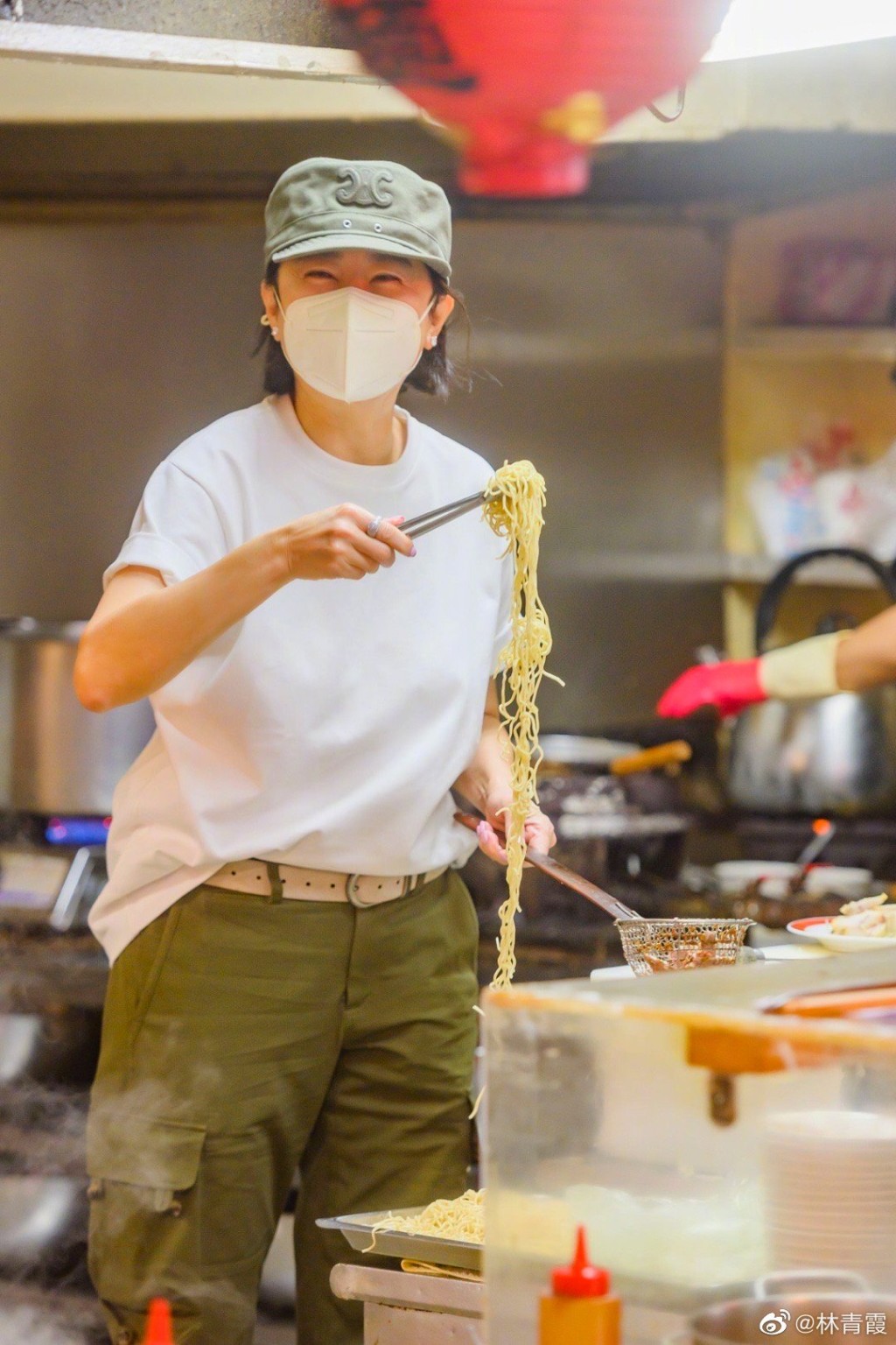 林青霞在台湾去面店更亲自下厨煮面。