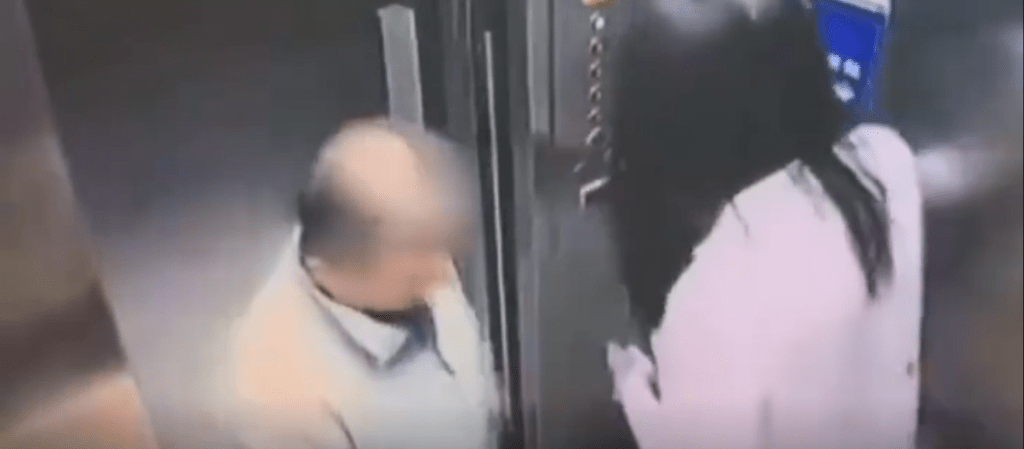 二人在电梯里的亲密行为亦被曝光。大厂零零扒
