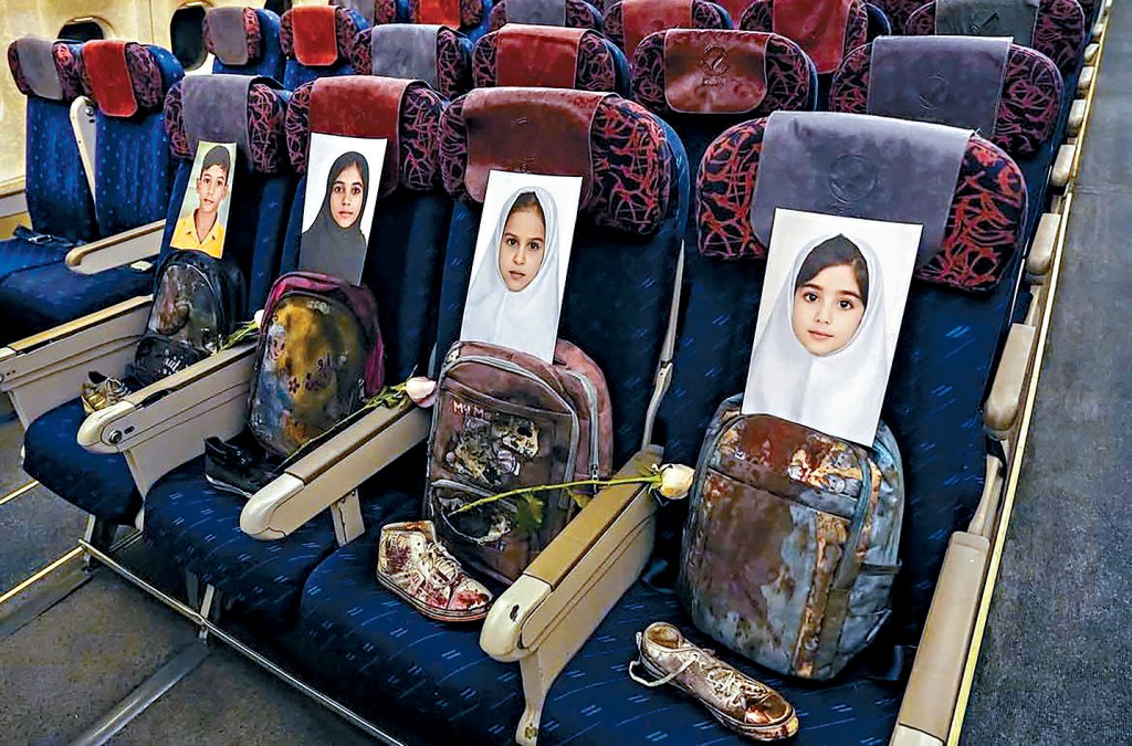 伊朗代表团搭乘的飞机客舱内，放置了米纳布小学遇袭惨剧中4名丧命儿童的照片。