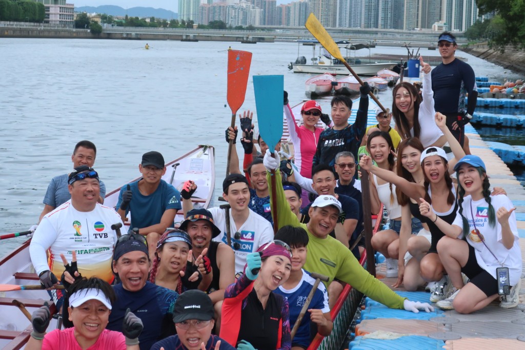 TVB每年都有派職藝員參與龍舟競賽。