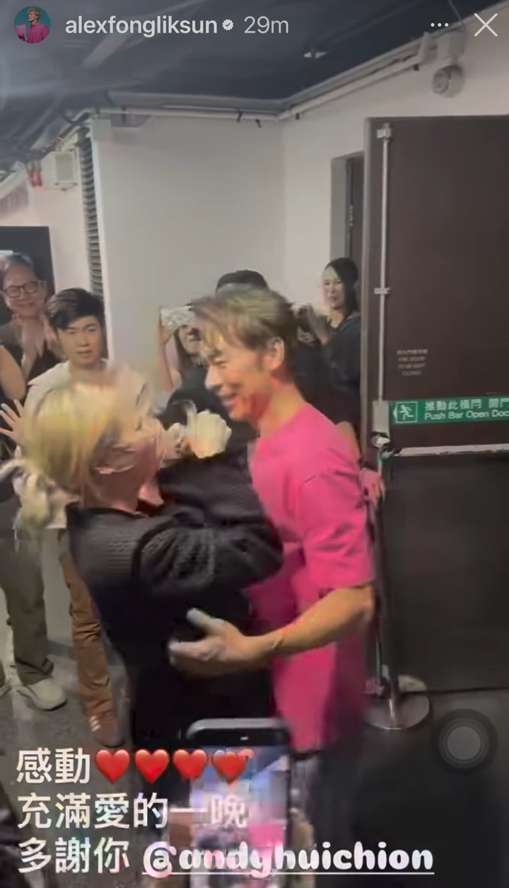許志安與鄭秀文在後台甜蜜互動,夫妻情深羨煞旁人。 許志安與鄭秀文在後台甜蜜互動,夫妻情深羨煞旁人。