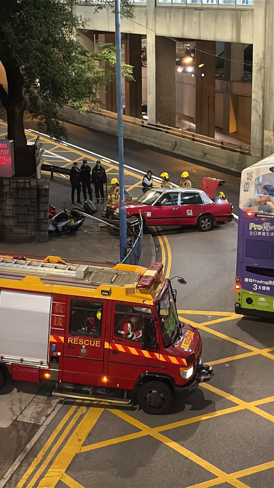 今日（1日）凌晨零时15分左右，即踏入新年后仅15分钟，观塘发生一宗涉及的士、巴士及电单车的三车撞击意外，导致一名司机受伤送院。网上图片