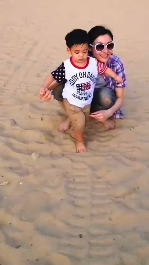 李嘉欣帶囝囝去沙灘玩。