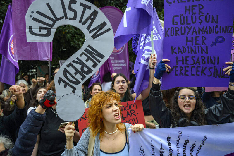 在「國際消除對女性暴力日」前夕，土耳其伊斯坦布爾街頭聚集大批示威者，高舉標語並呼喊口號，抗議針對女性的暴力行為。法新社