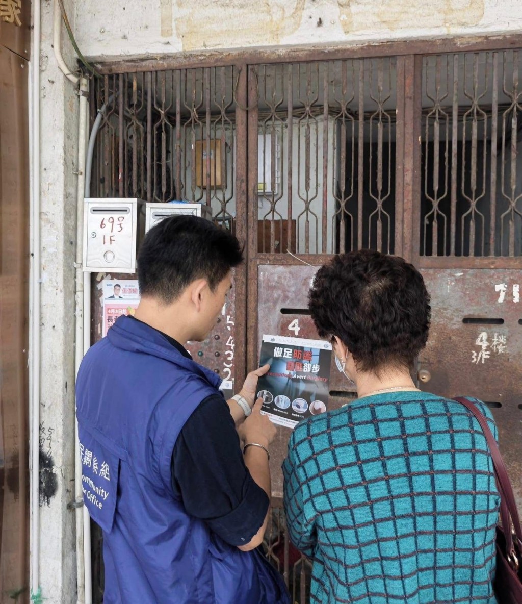 警方在新界南區內屋苑及人流較多地點展開防罪宣傳及教育。 警方在新界南區內屋苑及人流較多地點展開防罪宣傳及教育。