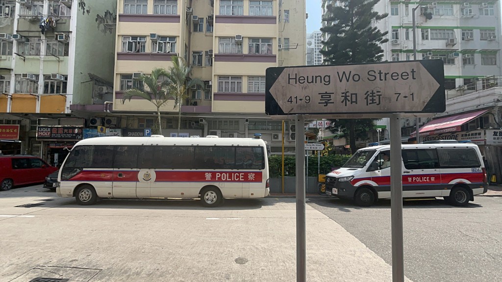 多輛警車停泊在場。楊偉亨攝 多輛警車停泊在場。楊偉亨攝